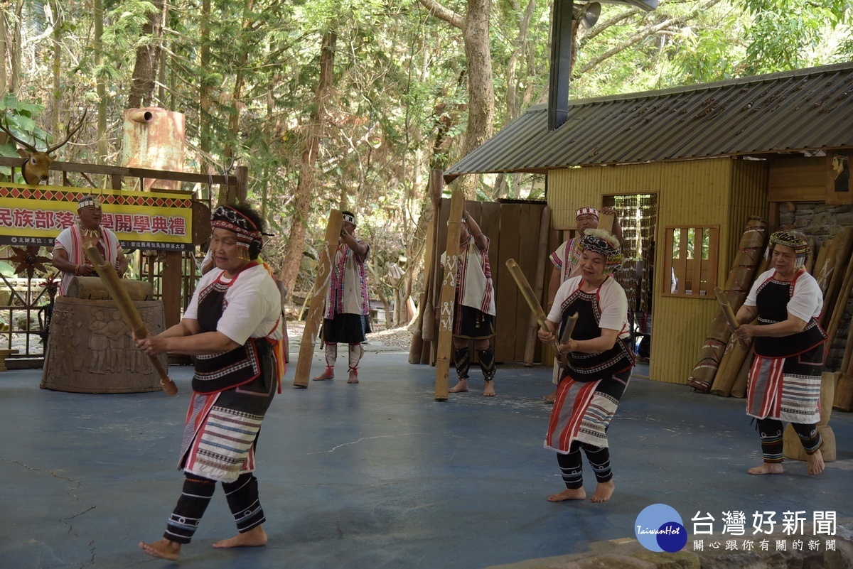 南投縣原住民族部落大學開學典禮，由族人帶來氣勢磅礡的八部合音歌舞表演。