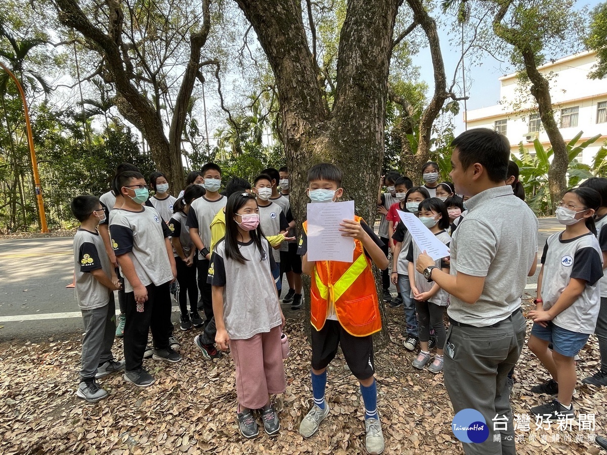 集集鎮長陳紀衡率隘寮國小師生大聲朗誦感謝詞,訴說對大樟樹爺爺奶奶的感謝。