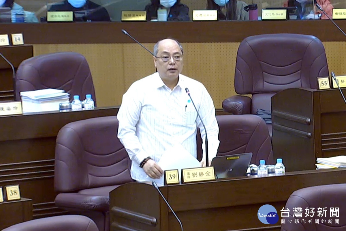 桃園市議員劉勝全針對天幕球場設置等議題於議事堂上提出質詢。