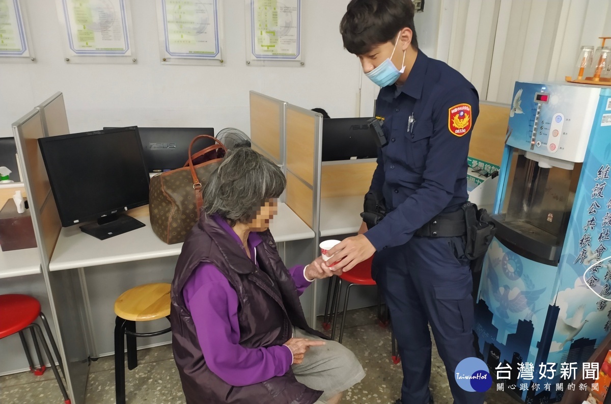 員警將老婦載回勤務駐地,並遞上熱食及茶飲供老婦補充體力