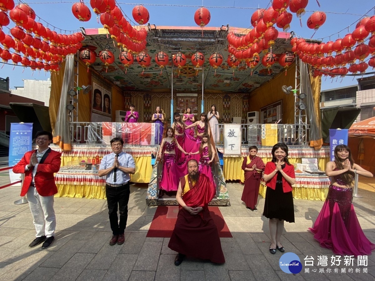 該會指導上師恆性嘉措仁波且(中)與表演團體飛翔舞團、俊男美女歌唱團、東港歌手、正心合唱團合影