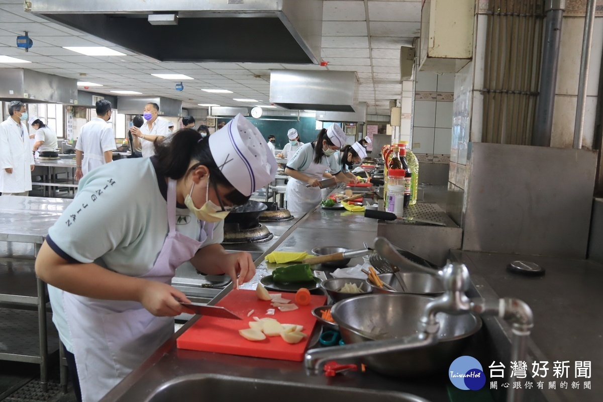 餐旅職群考驗刀功技法等。（記者扶小萍攝）