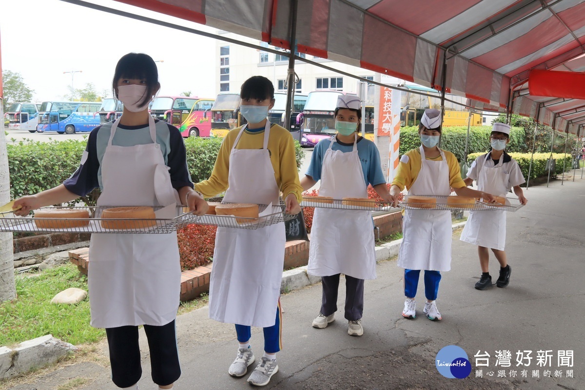 食品職群同學製作海綿蛋糕進行評分。(記者扶小萍攝)