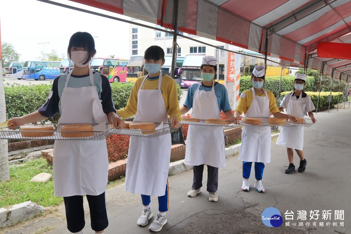 食品職群同學製作海綿蛋糕進行評分。（記者扶小萍攝）