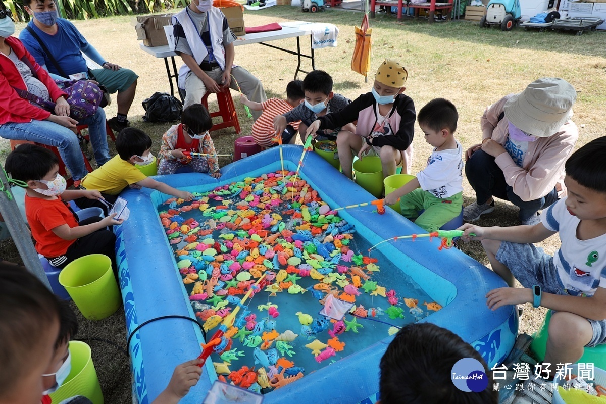 嘉義市府今天在中央廣場舉辦歡樂嘉年華活動，揭開「勞工日系列活動」序幕／陳致愷翻攝