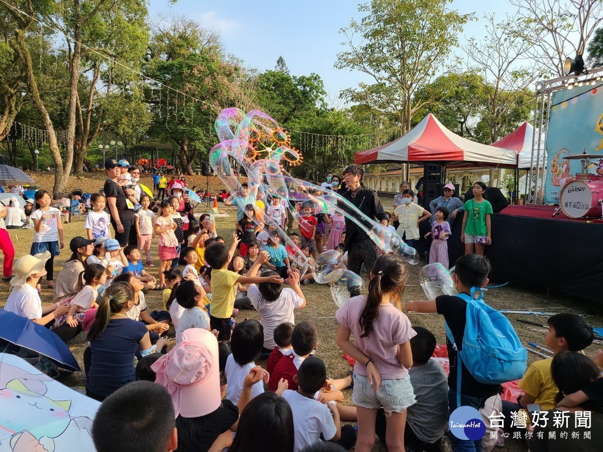 泡泡秀對孩童具有相當的吸引力。(竹山公所提供)