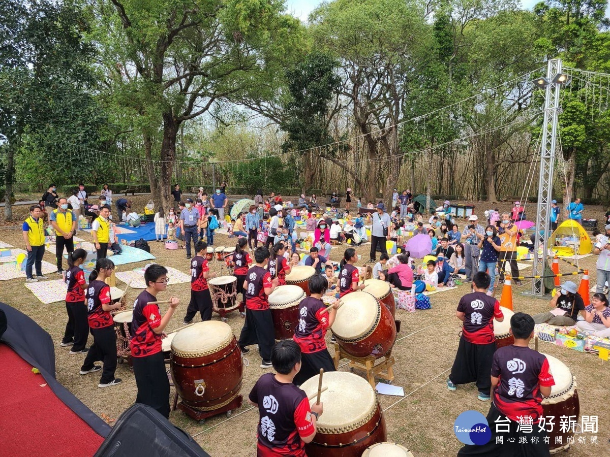 民眾在陽光音樂下享受美好假日。(竹山公所提供)