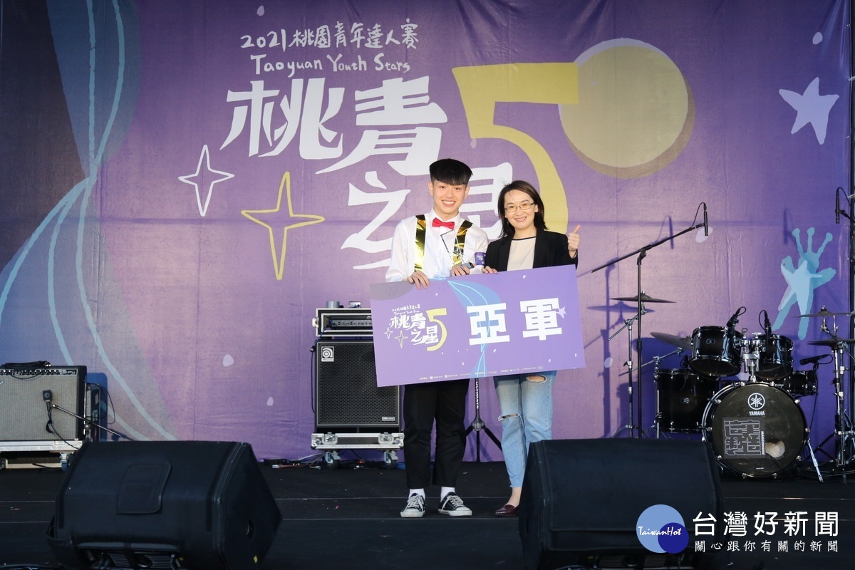 桃園市政府青年事務局長顏蔚慈頒發「桃青之星5」總決賽亞軍得主霹靂大頭俠。