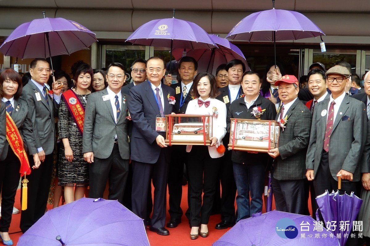國際獅子會300G2區年會暨會員代表大會中，總監魏淑蓮率同理監事捐贈2輛大型捐血車予新竹捐血中心。