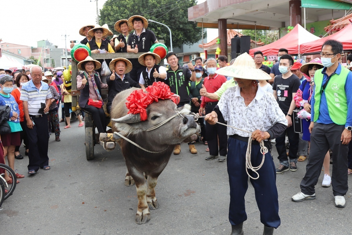 翁章梁等人體驗搭乘農村牛車／陳致愷翻攝