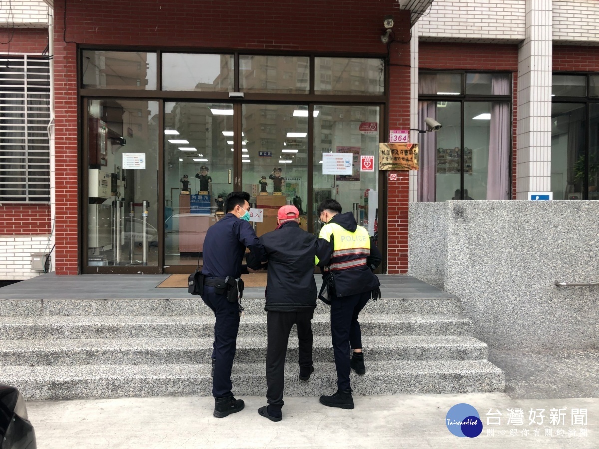員警先將失智老翁帶返所休息,確認身分後順利聯繫其家屬,讓老翁能順利平安返家
