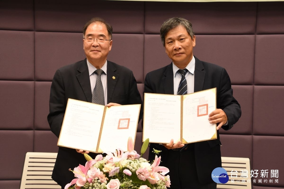 彰基副院長林慶雄醫師(右)及東海副校長王立志教授(左)簽署合約。圖/彰基醫院提供
