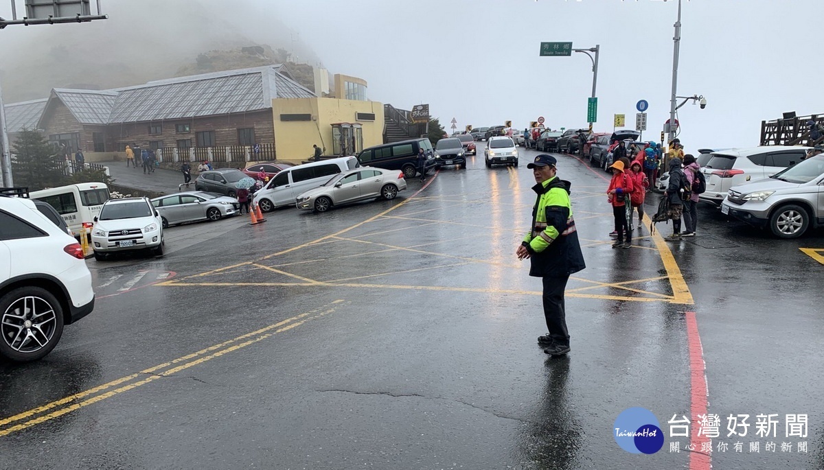 合歡山區路面濕滑警籲遊客小心駕駛。(仁愛分局提供)