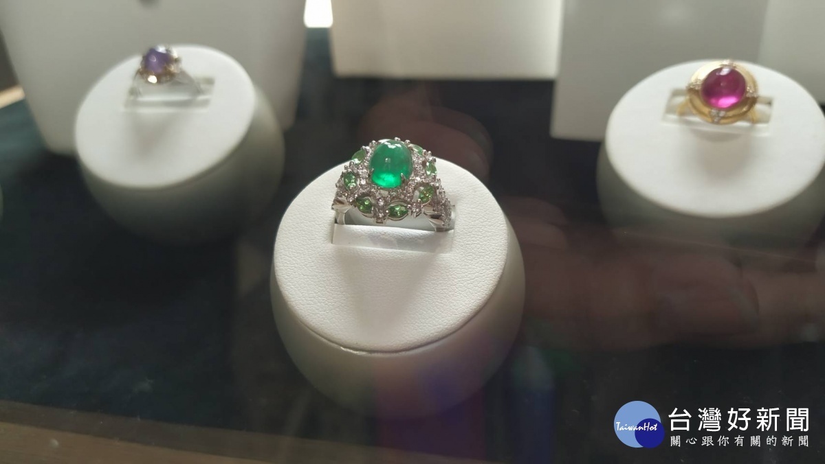 祖母綠鑽石戒指(中)