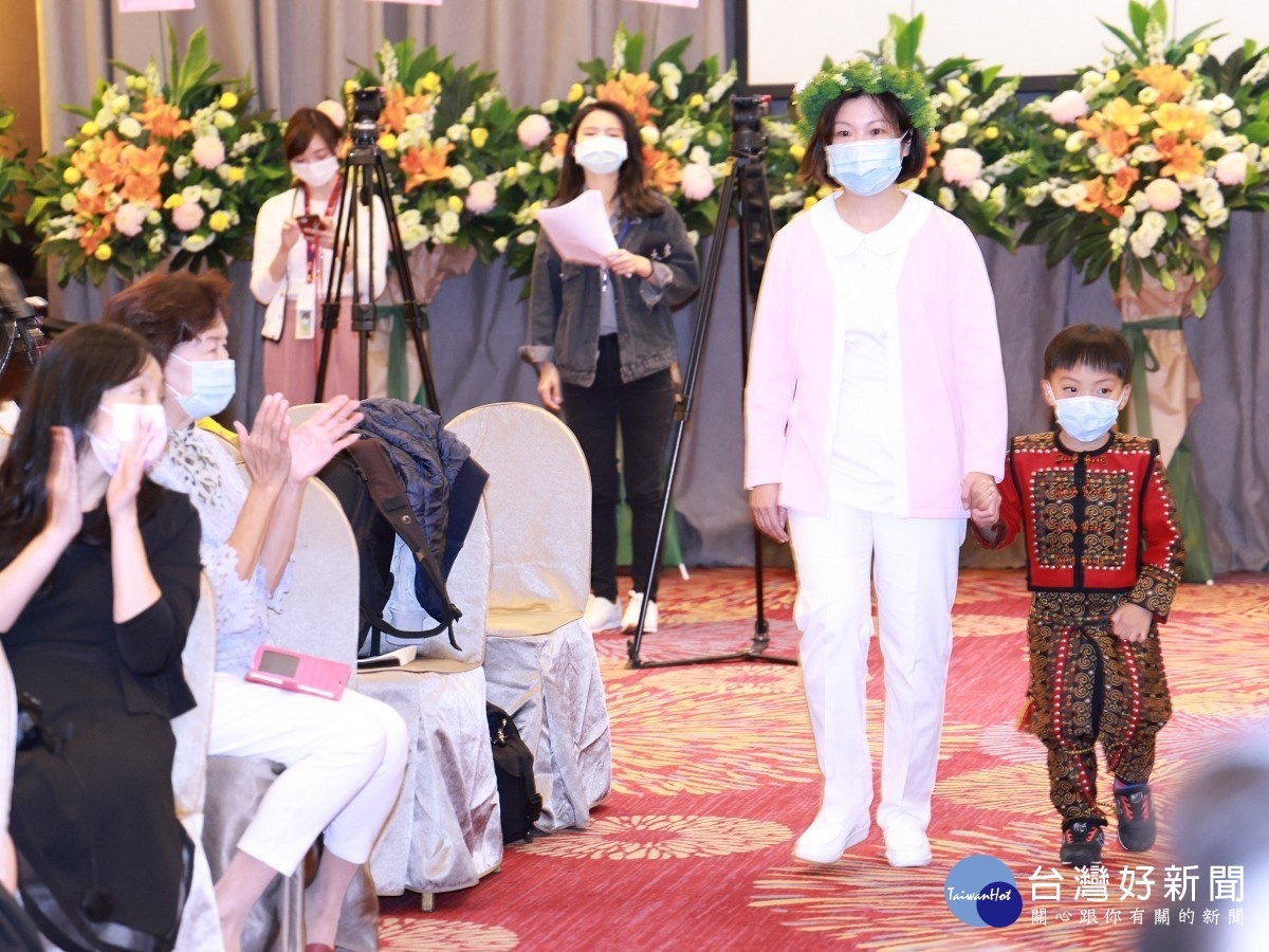 兒童護理奬吳家慧護理長牽著曾經照顧過的病童走紅毯
