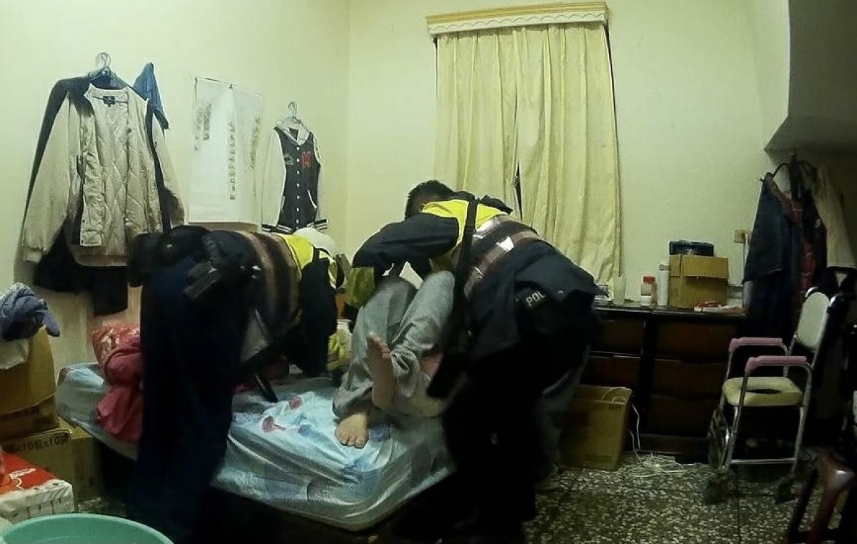 阿公癱跌下床老婆報警求助,大坑巡警熱心將阿公搬回床上避免著涼