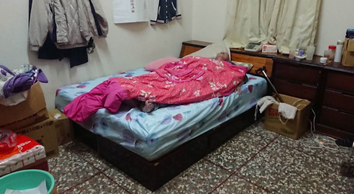 阿公癱跌下床老婆報警求助,大坑巡警熱心將阿公搬回床上避免著涼