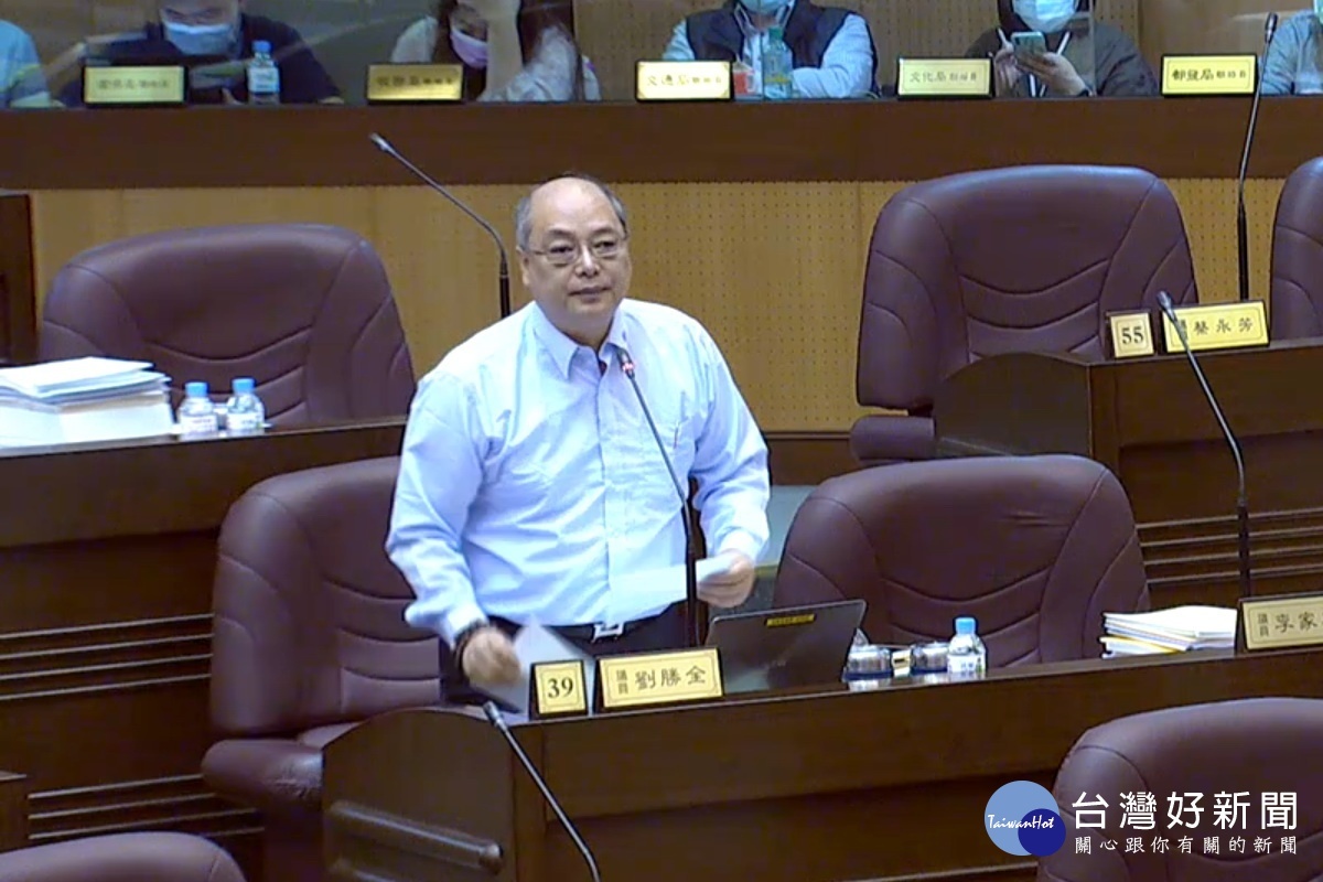 針對市府秘書處推動城市外交，桃園市議員劉勝全於議事堂上提出質詢。
