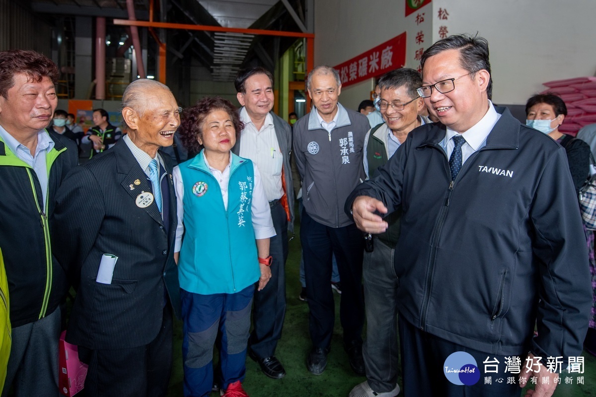 桃園市長鄭文燦訪視松榮碾米廠,聽取廠方簡介。