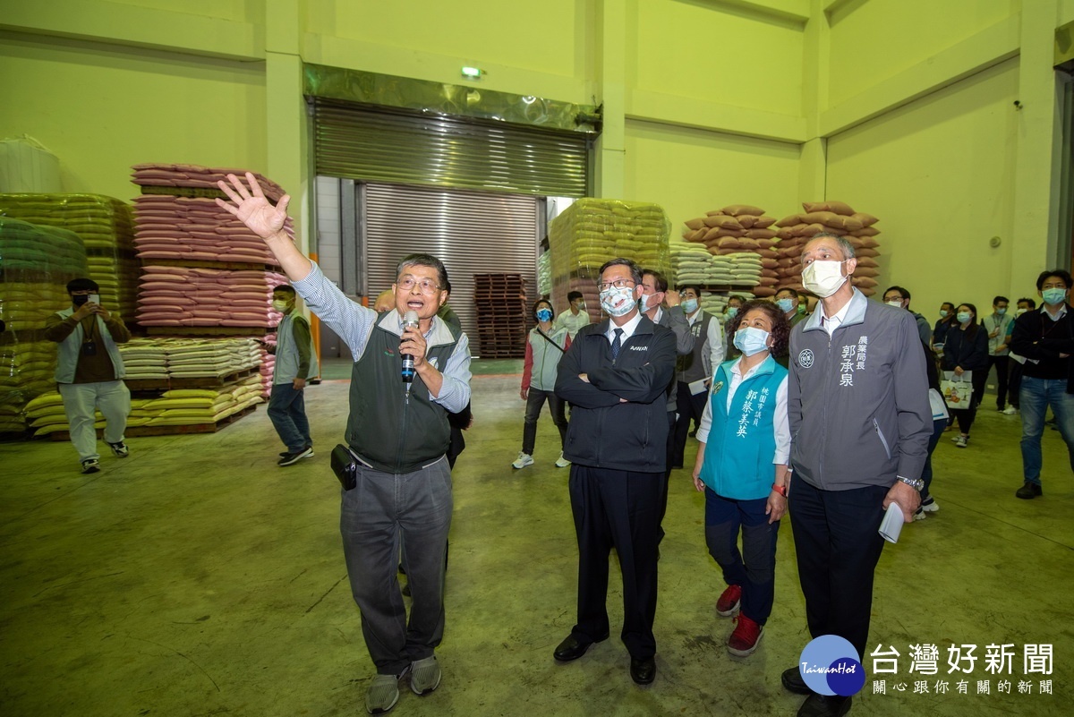 桃園市長鄭文燦訪視松榮碾米廠，聽取廠方簡介。