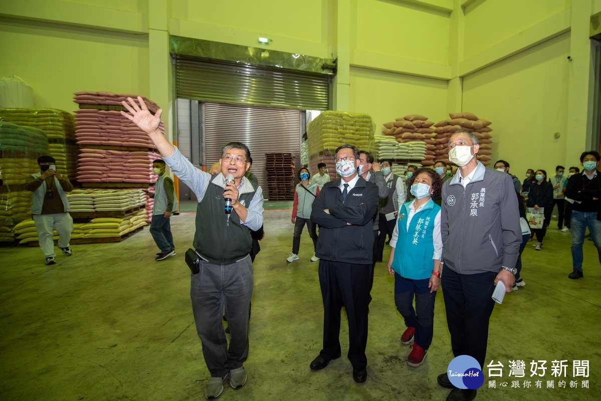 桃園市長鄭文燦訪視松榮碾米廠,聽取廠方簡介。