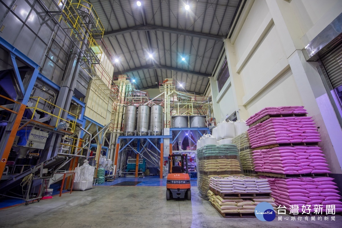 桃園市長鄭文燦肯定榮碾米廠設備精良、工序嚴謹，為碾米廠標竿廠商。