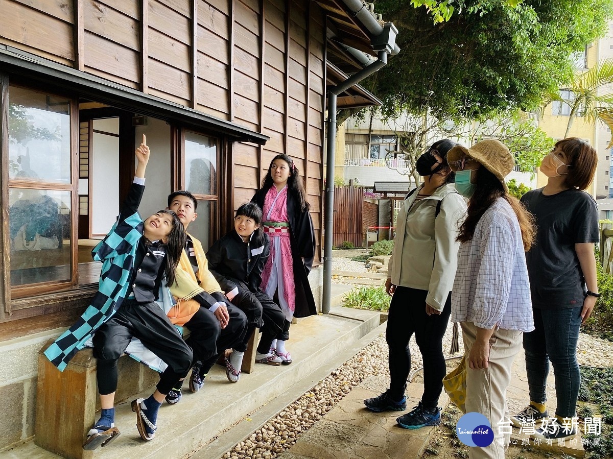 新北市淡水國小生穿上動漫浴衣替民眾導覽淡水街長多田榮吉故居，不但FU，學生更是嗨