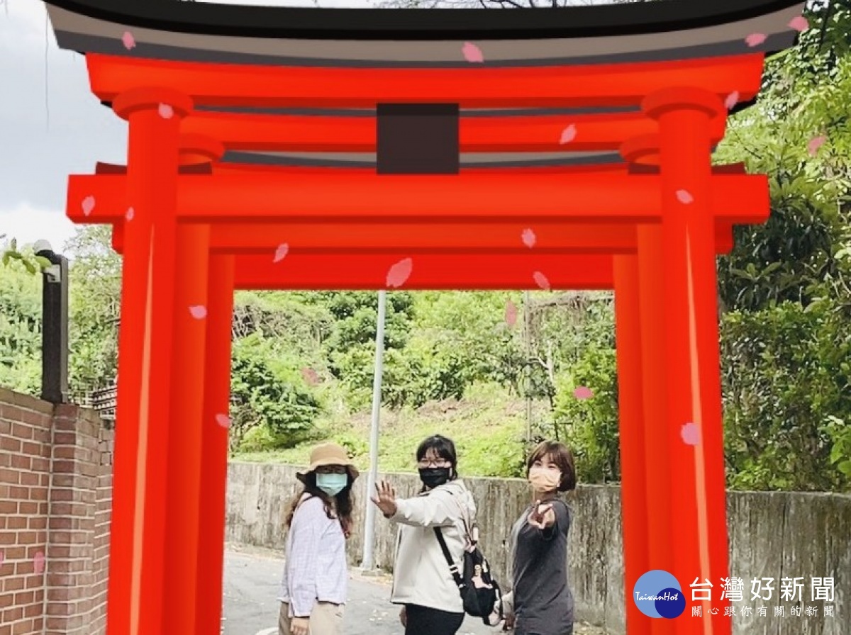 「英日快閃時空小徑」的限定濾鏡,掃描QRcode就能一秒到日本鳥居