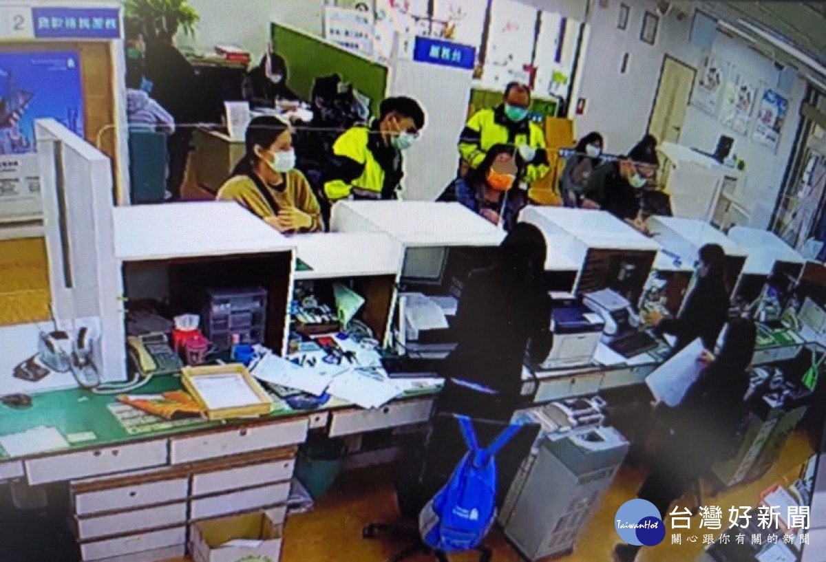婦人銀行匯款,警方識破為詐騙手法,力勸婦人保住錢財