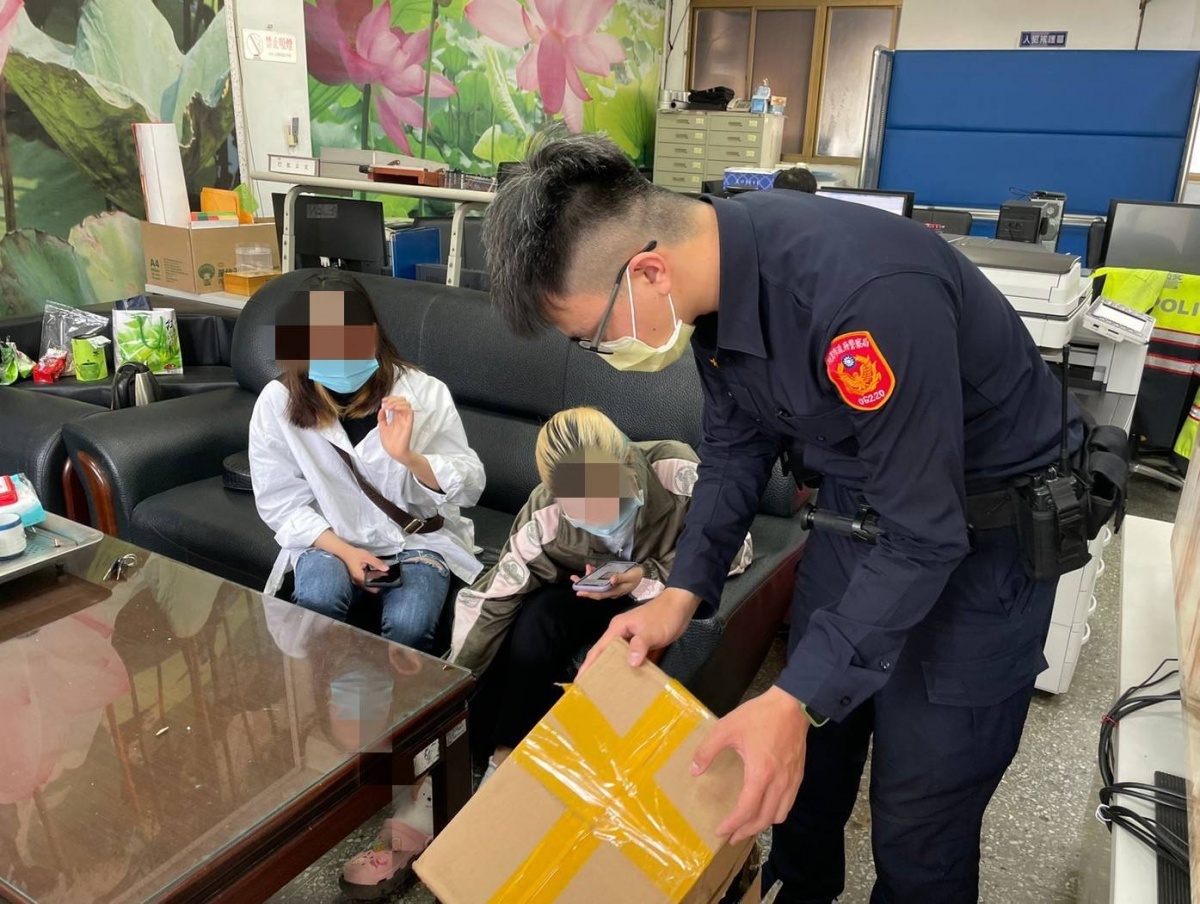 警方順利找到黎女的鞋子，將物品帶返所後通知黎女前來確認