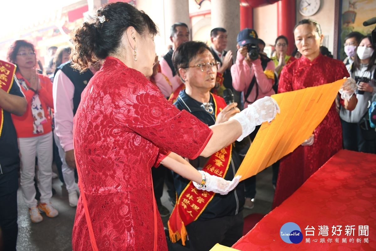 進香主委林世賢市長上疏文稟告新龍袍已換並祈求進香順利。圖/彰化市公所提供
