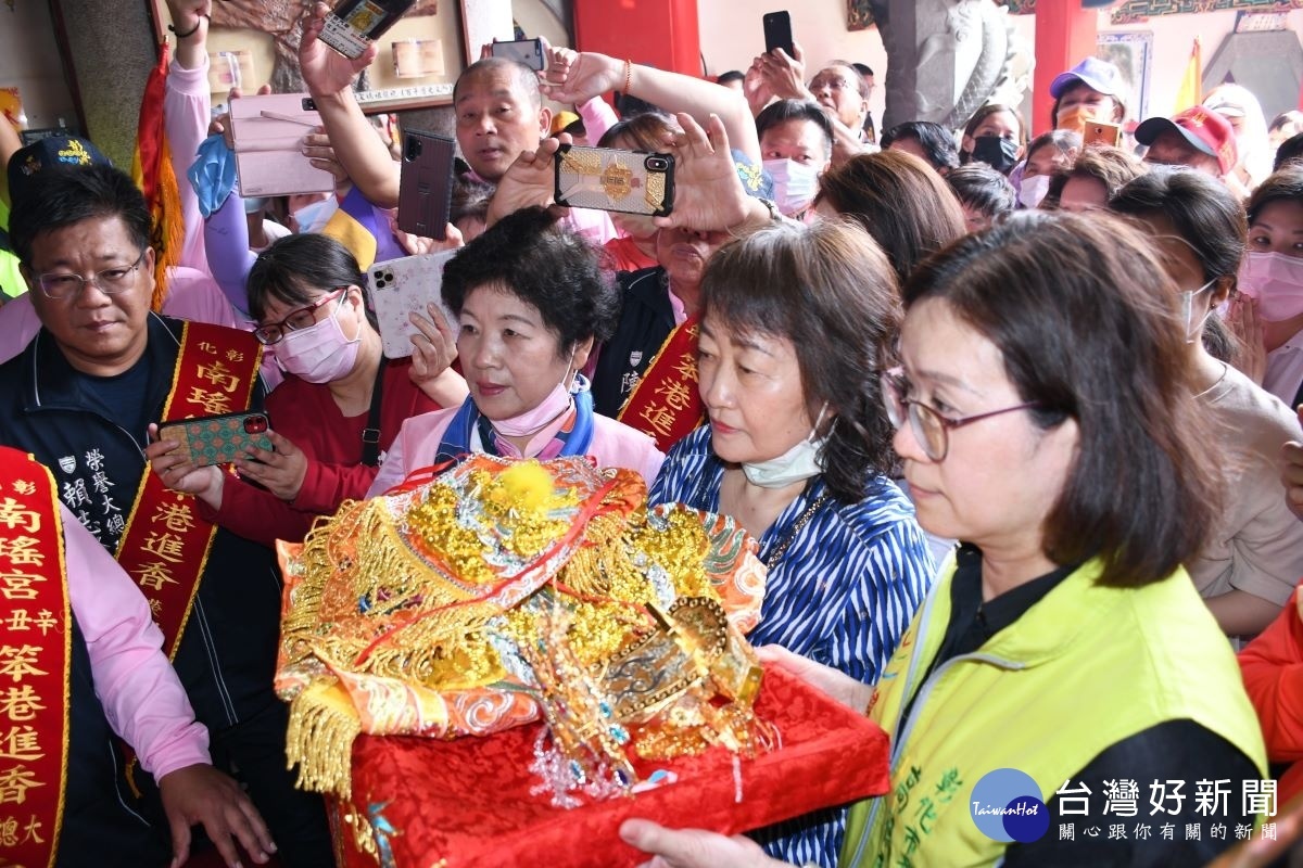 進香主委林世賢市長夫人高德耘(右一),進香大總理白鴻森夫人邱杏(右二)等人恭謹獻上新龍袍。圖/彰化市公所提供