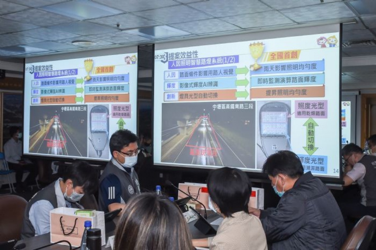 人因照明智慧路燈系統,可透過智慧路燈影像式輝度辨識系統,自動調整最適光型,以減少道路路面因大雨過後而導致照明均勻度不足所形成嚴重的斑馬紋現象