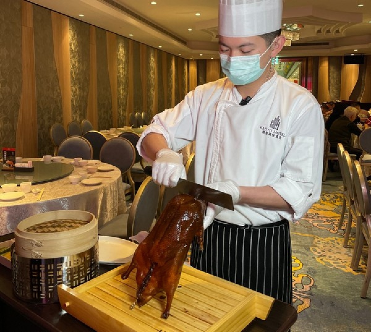 「晶粵軒港式飲茶」推出母親節限定套餐，早鳥預定特別送上最感心的「溫馨花束」，品嘗烤鴨還有機會抽iPhone，給媽媽、婆婆及老婆們一個最難忘的母親節饗宴。