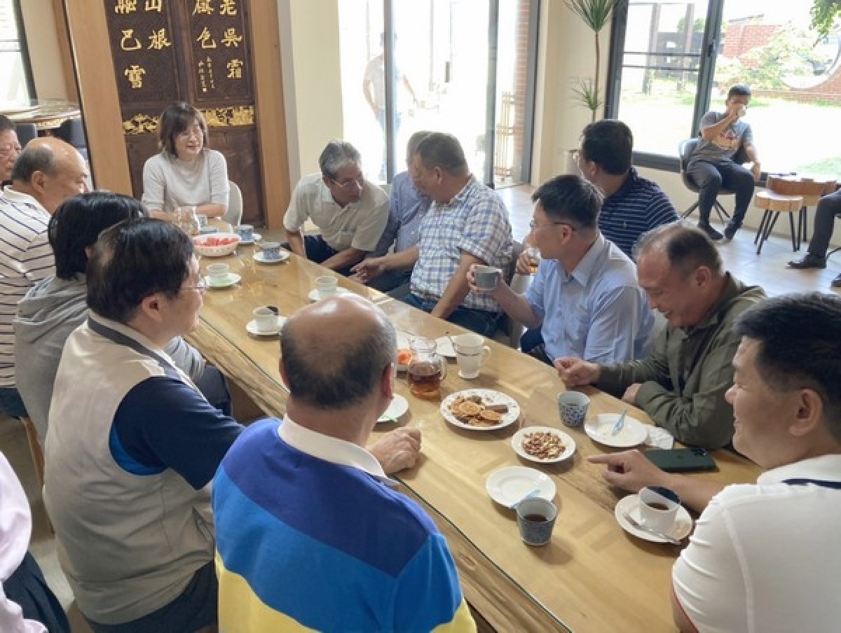 立委蘇治芬為協助雲林畜產業永續發展，邀請中央畜產會董事長林聰賢與業者座談，林聰賢允諾會與蘇委員鼎力輔導業者克服相關問題。