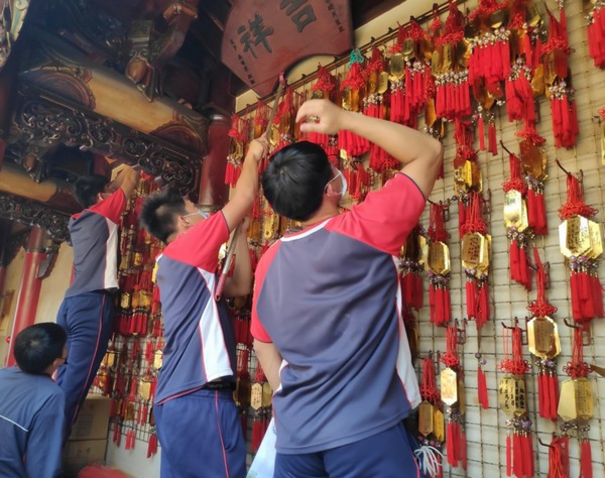 北港農工教務處為讓高三同學安心應考，特辦理「廟宇文化走讀」活動，前往聖安宮及朝天宮向文昌帝君祈求考試順利、金榜題名。