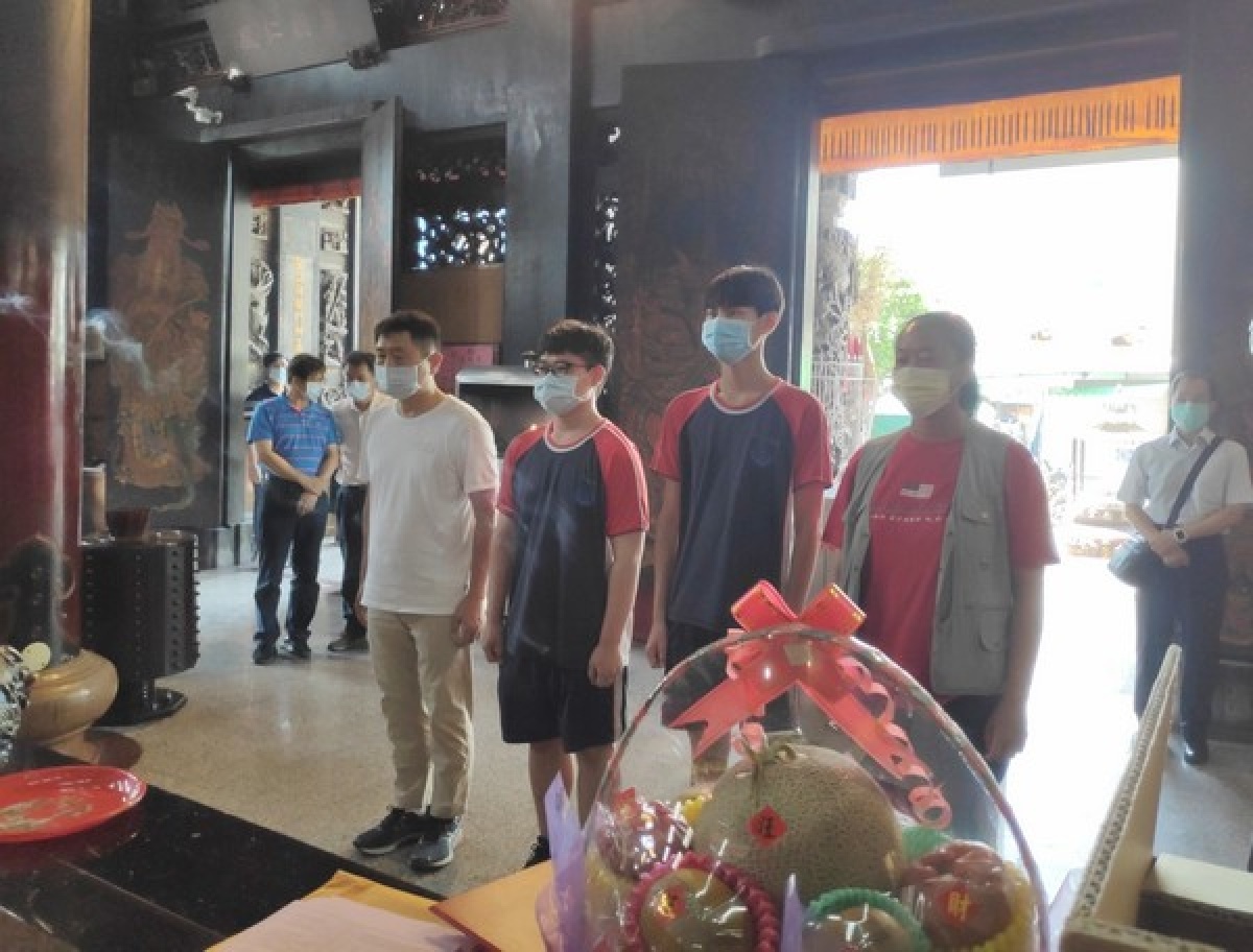北港農工教務處為讓高三同學安心應考，特辦理「廟宇文化走讀」活動，前往聖安宮及朝天宮向文昌帝君祈求考試順利、金榜題名。