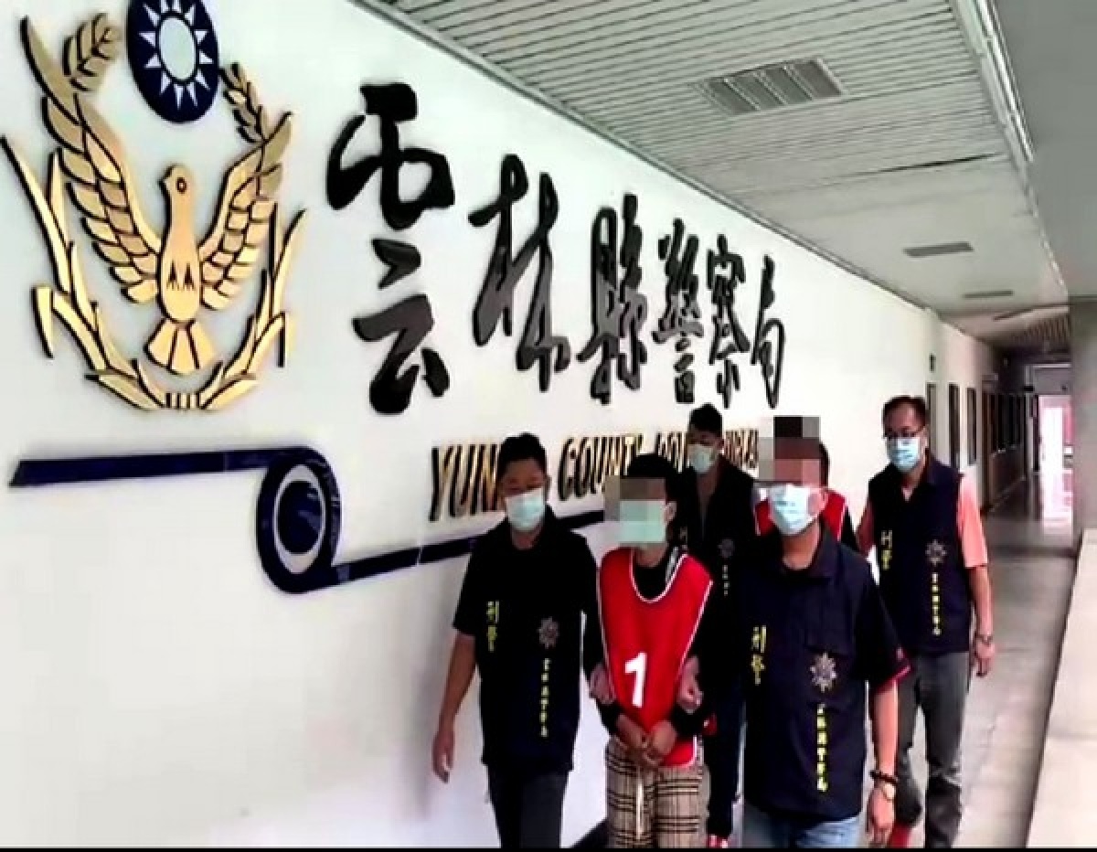 雲林警方獲報前往毒品咖啡包交易現場埋伏,毒販竟拒捕開車衝撞,所幸警方部署得宜,由偵防車包夾破窗將人壓制逮捕,防堵毒品流入市面。