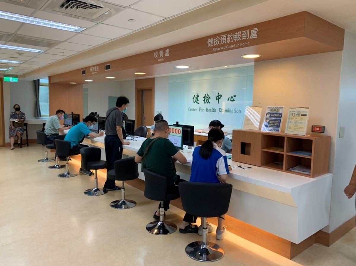 COVID-19疫苗施打 - 報到填寫資料。圖/彰基醫院提供