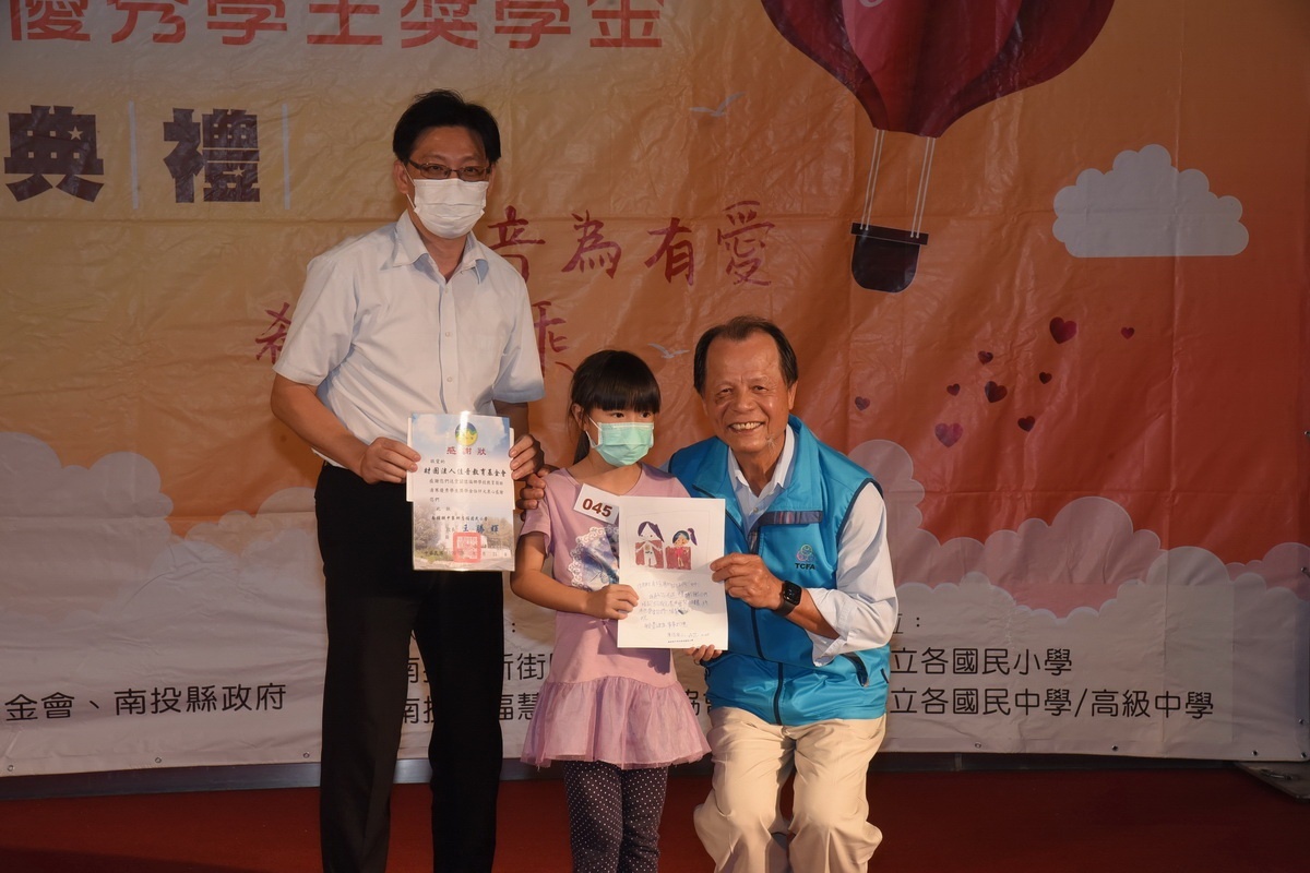陳董事長逐一贈獎學金予同學。(縣府提供)