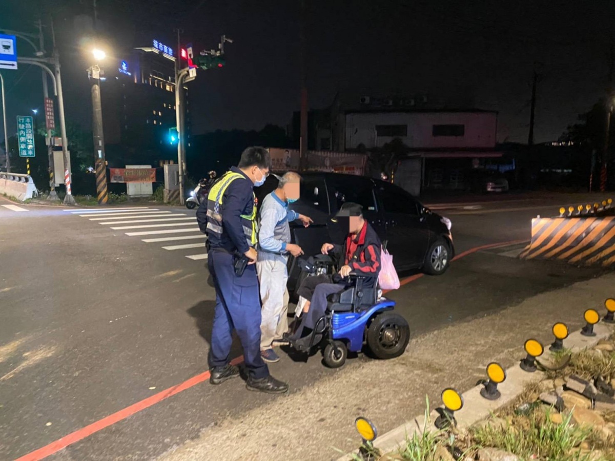 男子酒醉坐輪椅在路口昏睡,巡警解危協助返家