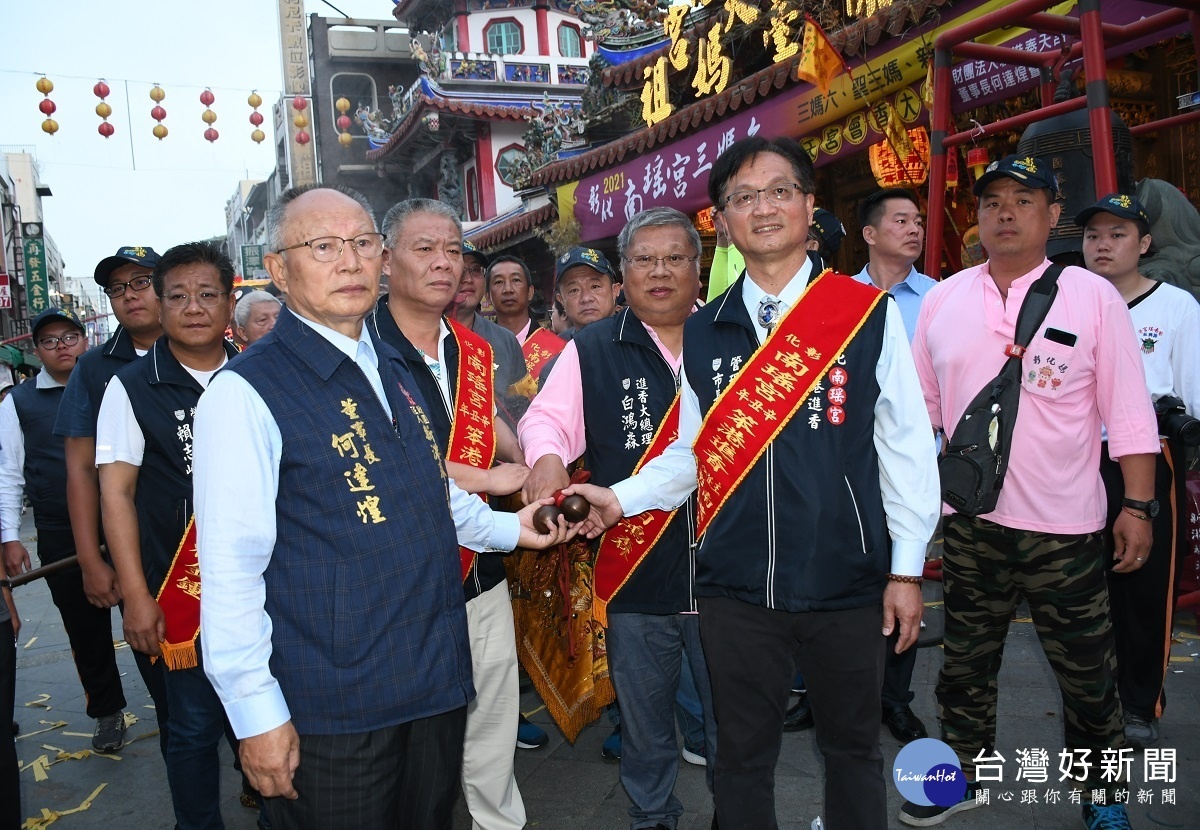 林世賢市長與嘉義新港奉天宮董事長何達煌（前中左）於兩宮完成歷史性的會香（交香）之後共同護香擔。圖／彰化市公所提供