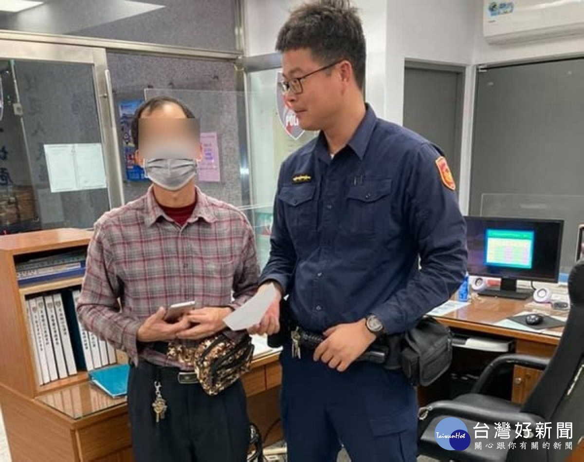 男子接獲帳戶將被凍結的可疑電話,拿著存摺匆忙跑進橋頭派出所求助,員警立即查證識破詐騙,男子對警方的效率深表肯定與讚許。