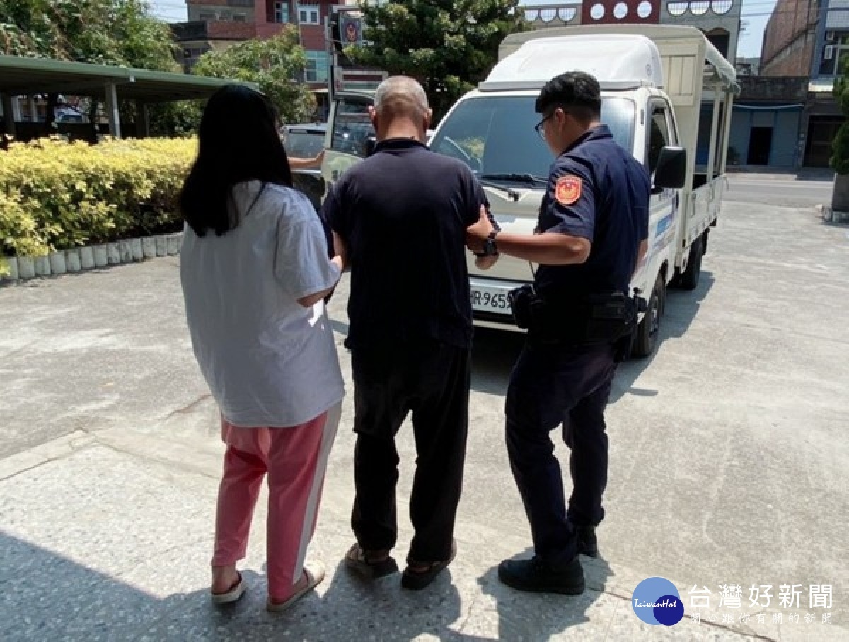 身障老翁騎乘電動車外出,因迷路車又沒電只好停坐在雲嘉大橋下,宜梧警方獲報前往協助,將老翁車輛推至民宅充電,平安脫困。