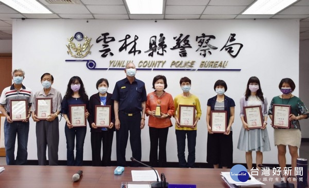 警察局長朱宗泰頒獎表揚盧彩霞老師及學生，感謝其協助籌辦藝文作品展示活動，營造舒適辦公環境與藝術氣息。