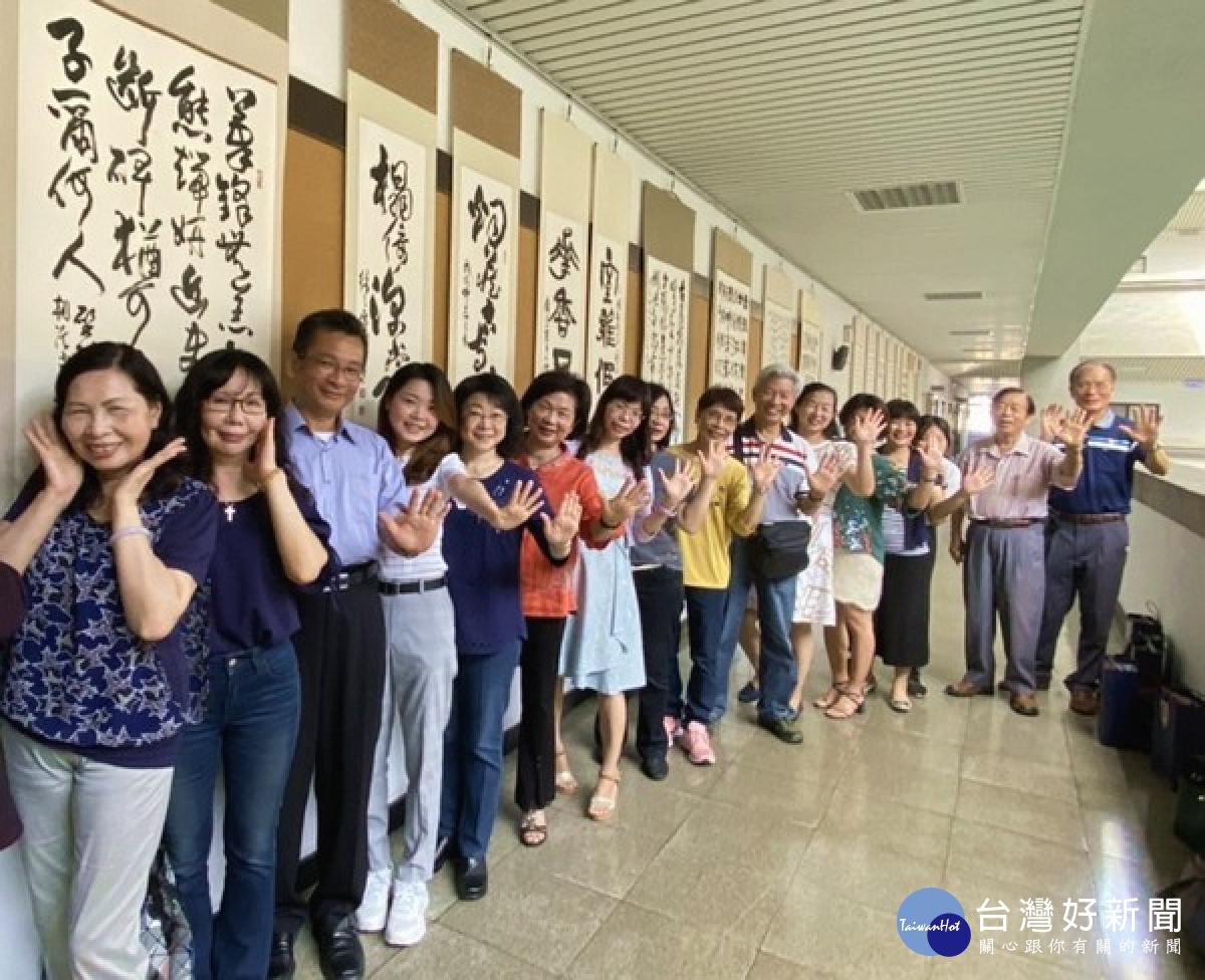 警察局長朱宗泰頒獎表揚盧彩霞老師及學生，感謝其協助籌辦藝文作品展示活動，營造舒適辦公環境與藝術氣息。