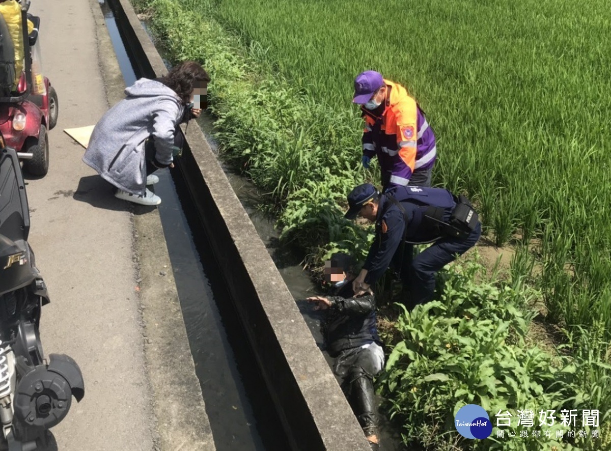 老翁騎車不慎摔落路旁水田邊,龍潭暖警即刻救援送醫