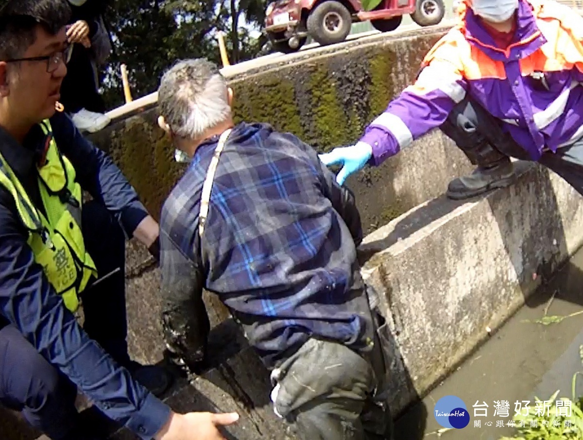 老翁騎車不慎摔落路旁水田邊,龍潭暖警即刻救援送醫