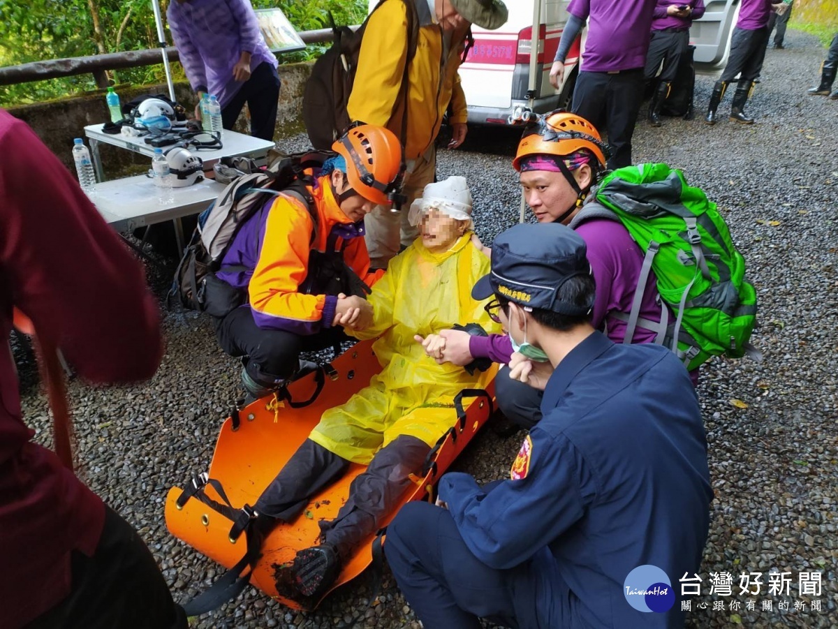 張姓婦人縱走巴福越嶺古道時,不慎摔落深山溝,警方立即通報巴陵消防分隊一同前往救援