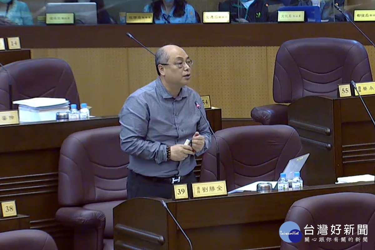針對基金會人事問題及政風處查處涉領案資料,桃園市議員劉勝全於議事堂進行質詢。